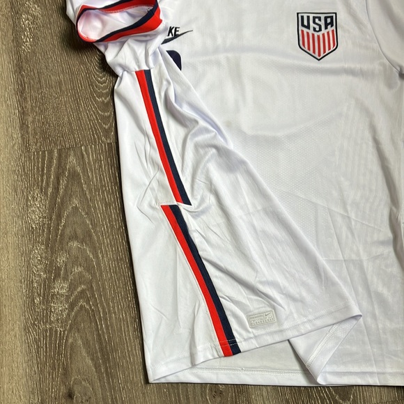 Nike - Picture 15 of 16